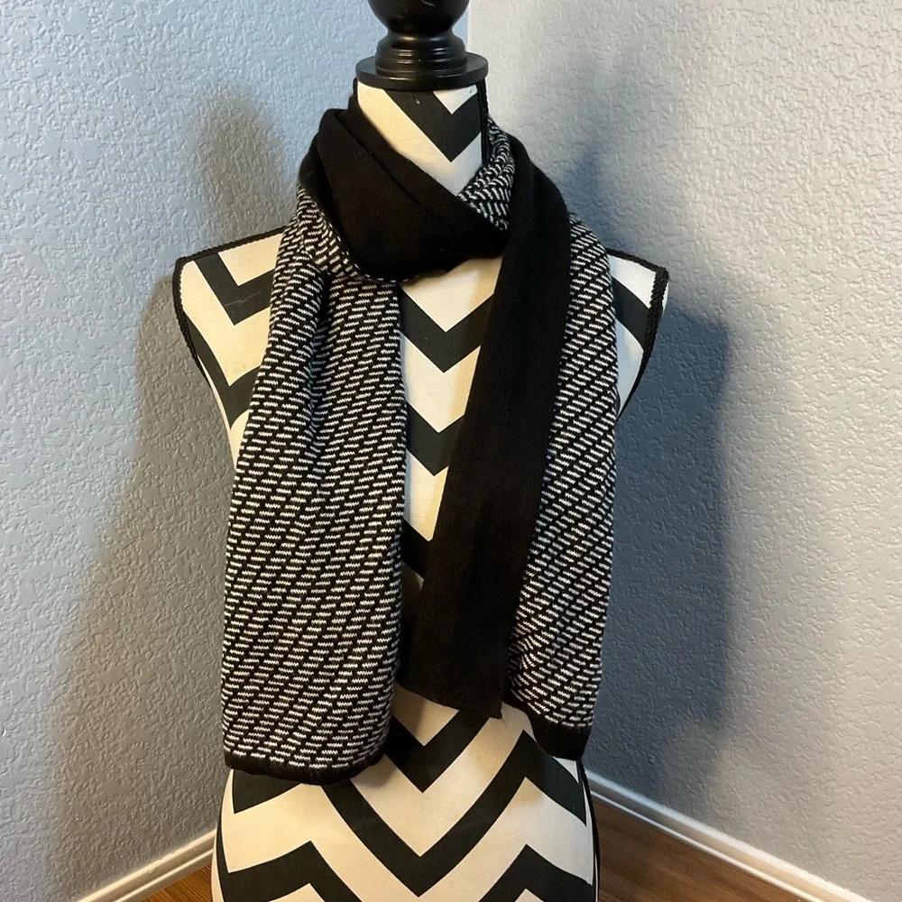 Van Heusen Black and White Geometric Scarf